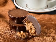 Рецепта Шоколадови къпкейкове с фъстъчено масло, кокосови стърготини и черен шоколад без печене